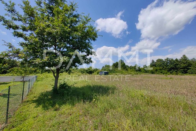 ISTRA, BARBAN - Prostrano građevinsko zemljište s građevinskom dozvolom 1840 m2