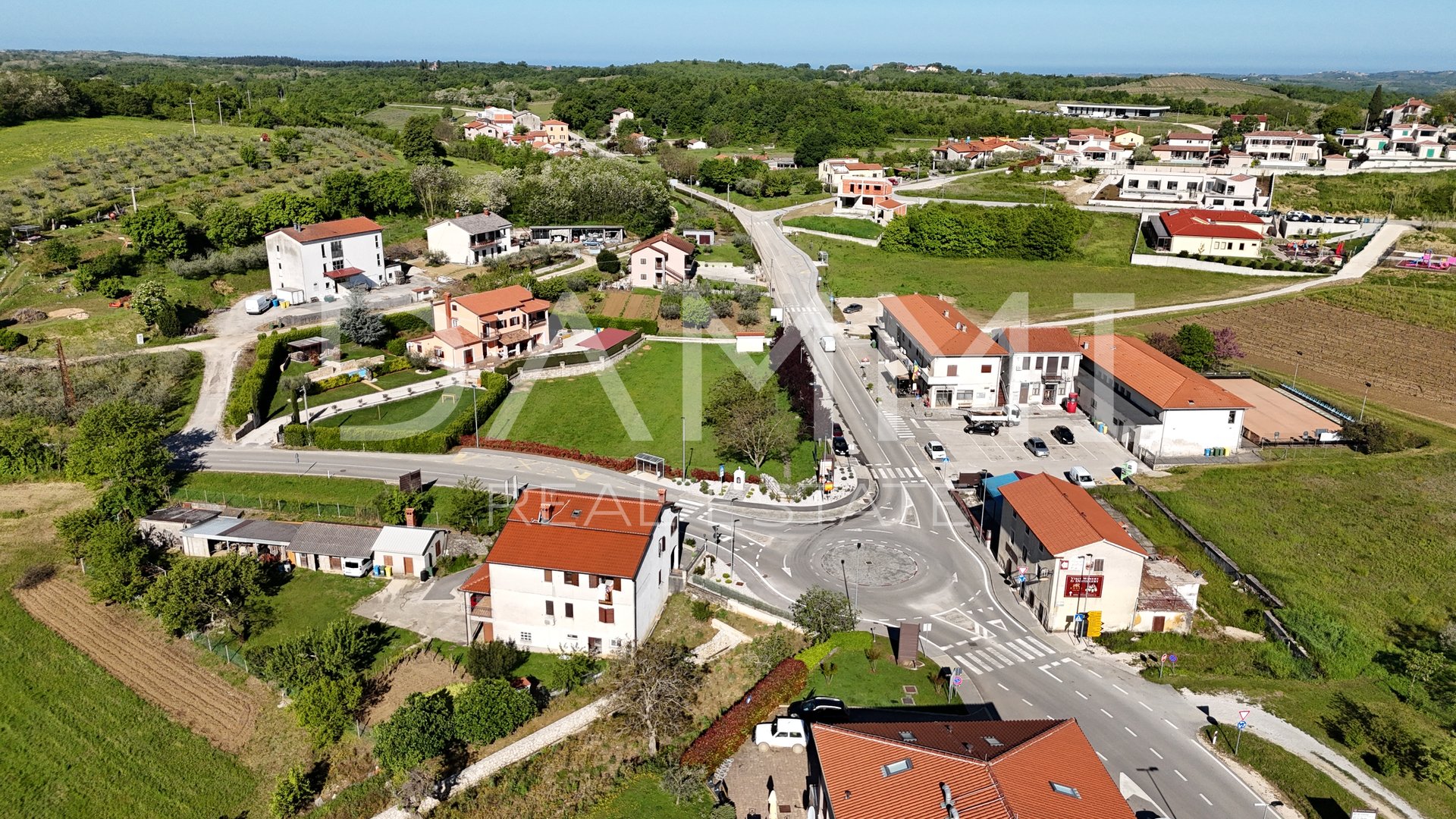 ISTRA, VIŽINADA - Vrhunsko građevinsko zemljište u samom centru EKSKLUZIVNO!