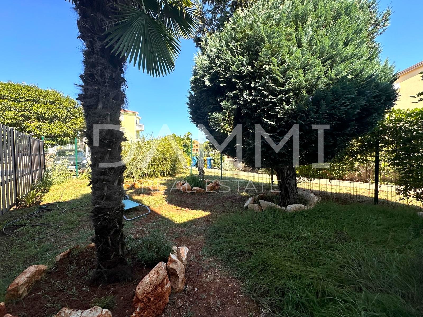 ISTRIA, PARENZO - Appartamento su due piani con giardino a 2 km dal mare