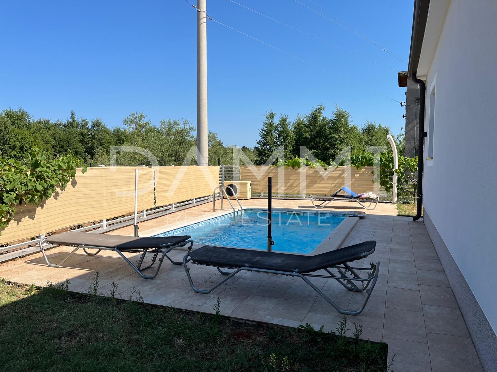 ISTRIA, POREČ - CASA INDIPENDENTE CON PISCINA A 2 KM DAL MARE