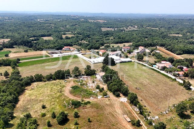 ISTRIA, SVETI LOVREČ - Big building land for investors