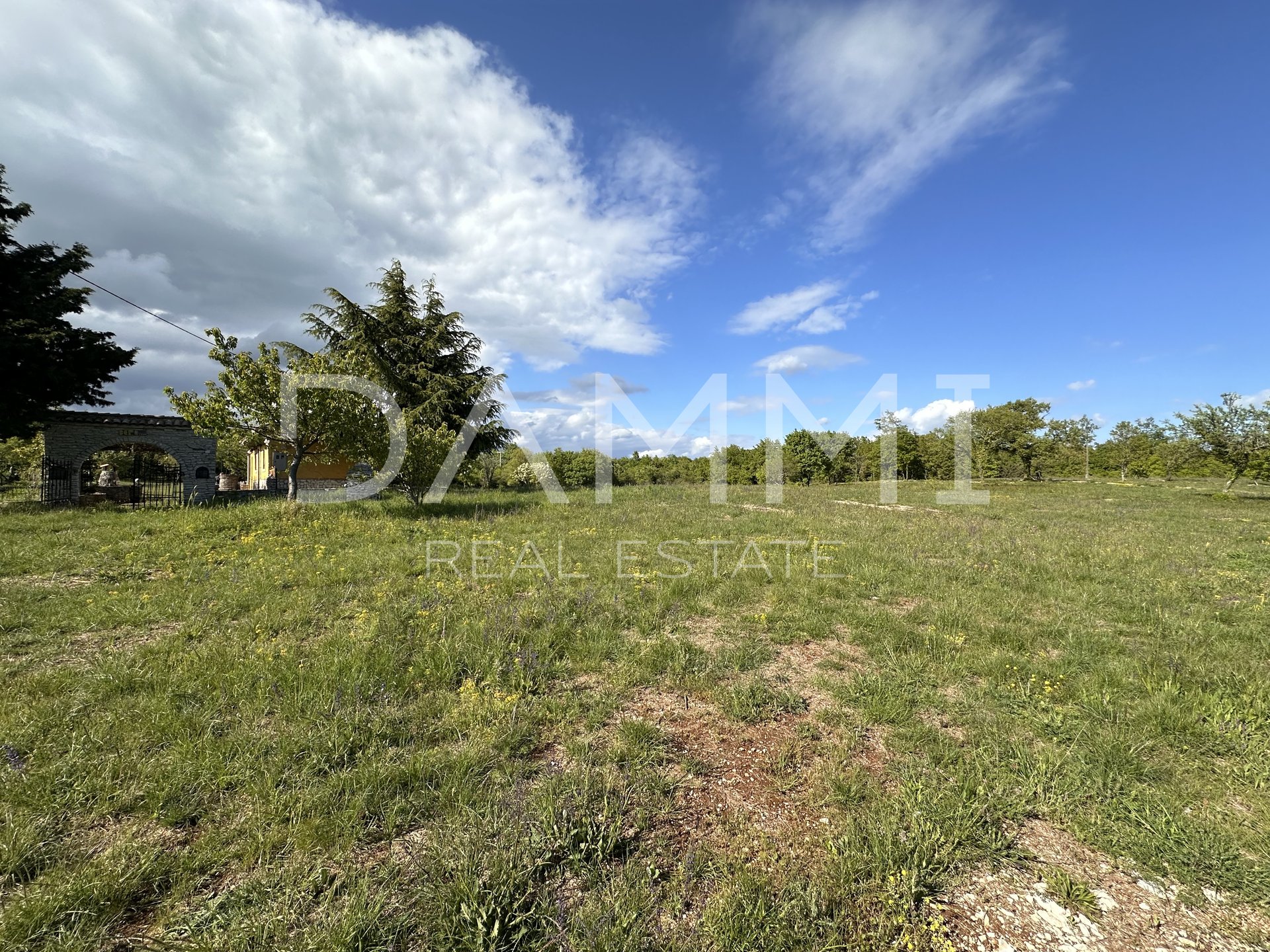 ISTRIA, BARBAN - Large construction-agricultural land with a facility of 13793 m2