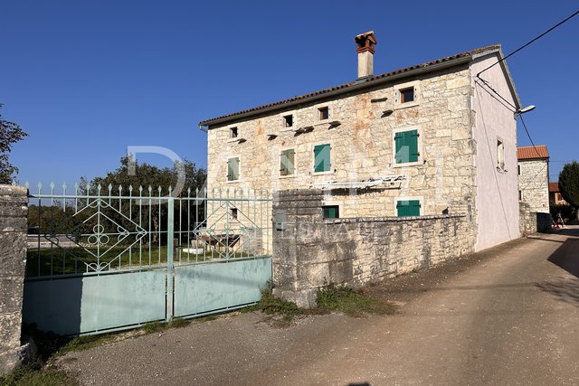 ISTRIEN, ROVINJ – Steinhaus 120m2 mit 4 Schlafzimmern 13 km von Rovinj