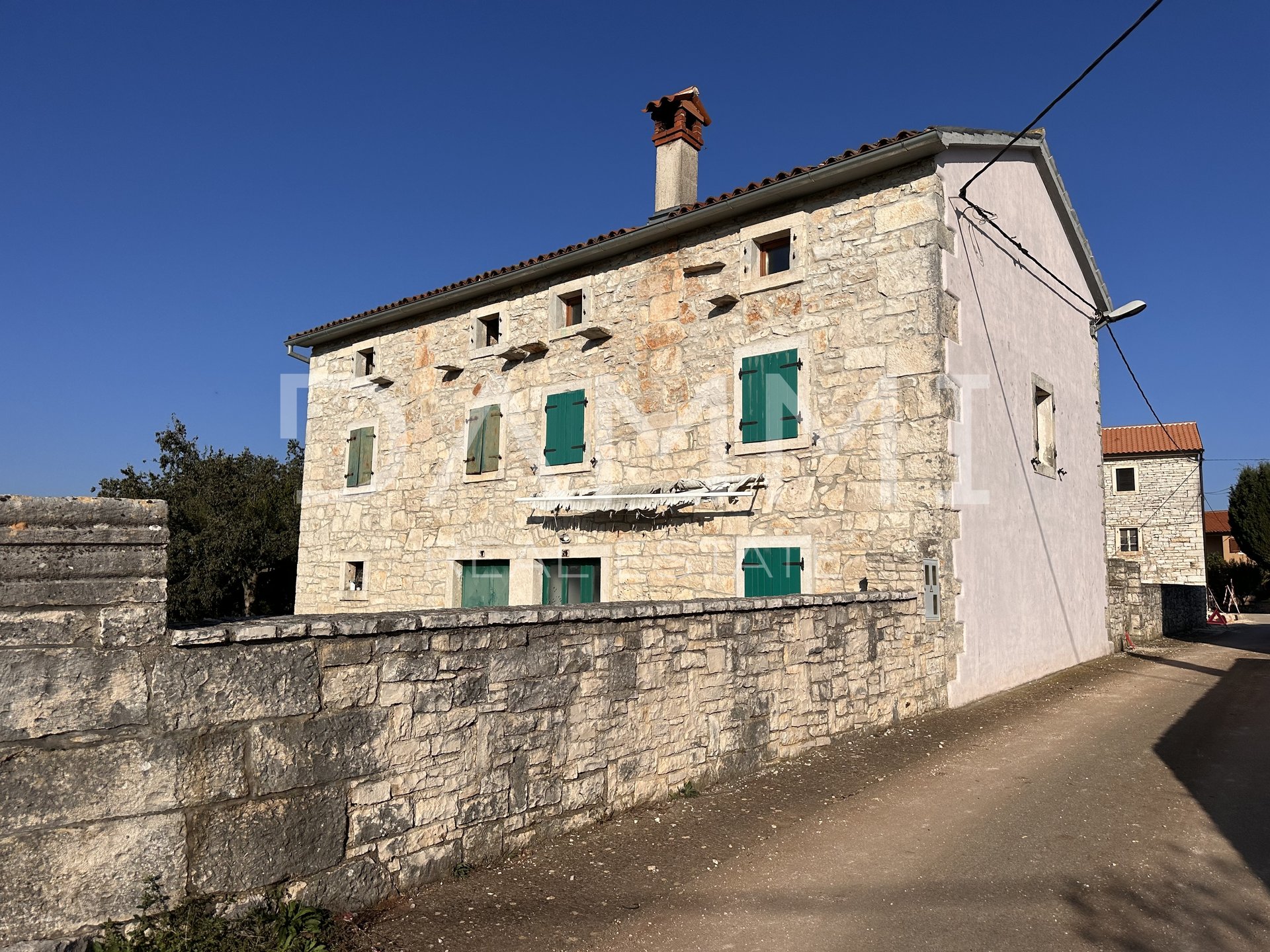 ISTRIEN, ROVINJ – Steinhaus 120m2 mit 4 Schlafzimmern 13 km von Rovinj