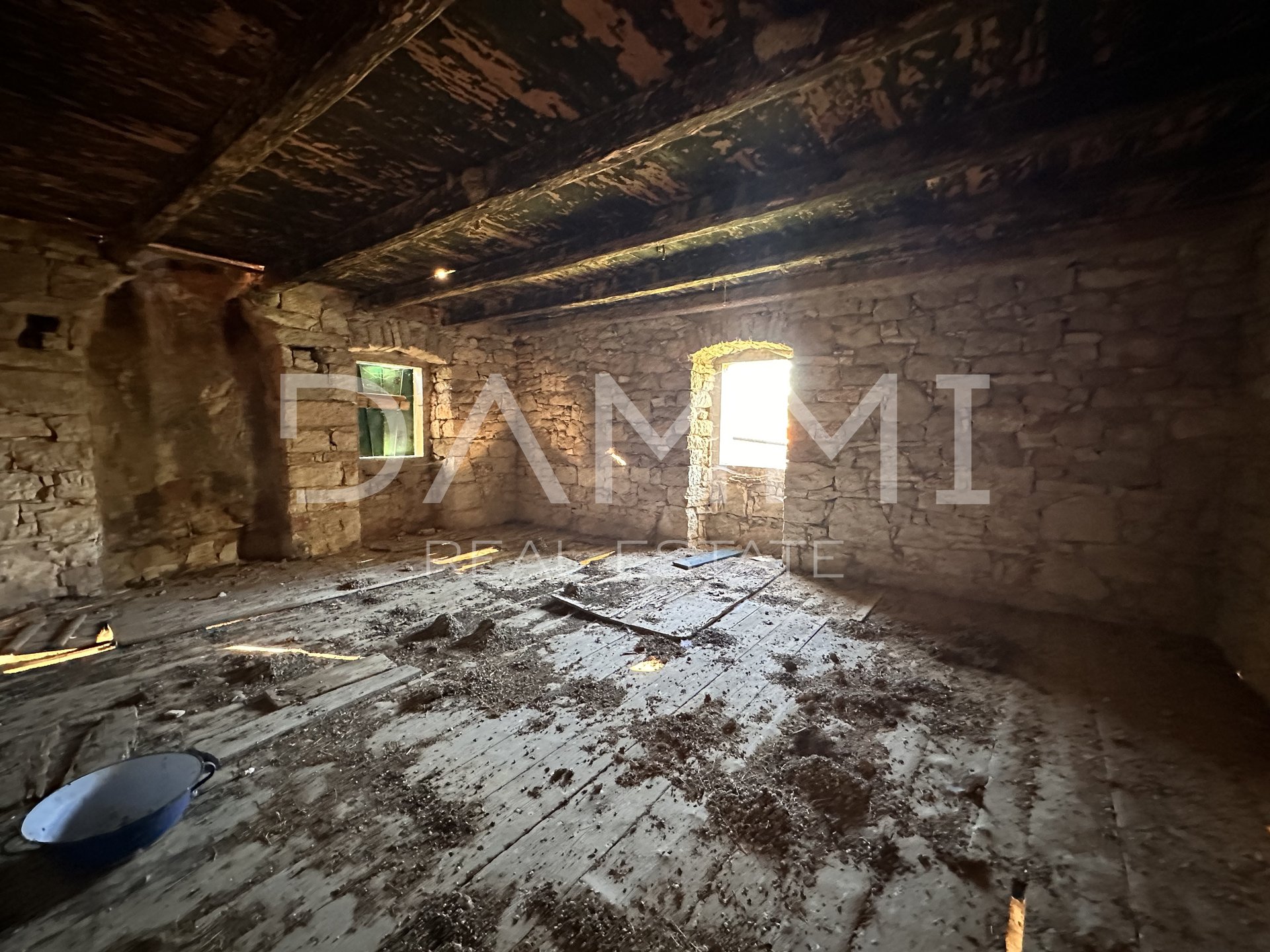 ISTRIEN, ROVINJ – Steinhaus 120m2 mit 4 Schlafzimmern 13 km von Rovinj