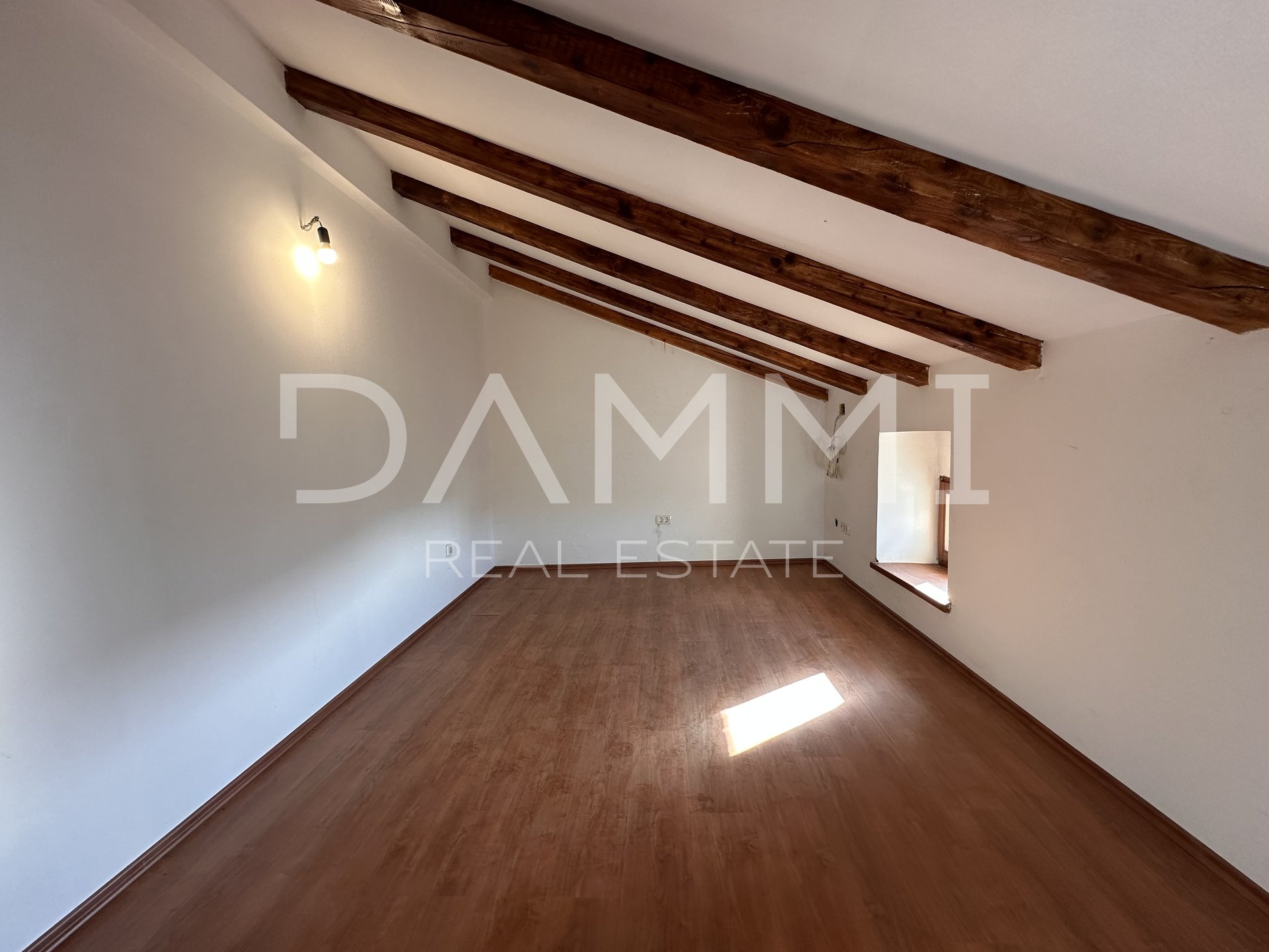 ISTRIEN, ROVINJ – Steinhaus 120m2 mit 4 Schlafzimmern 13 km von Rovinj