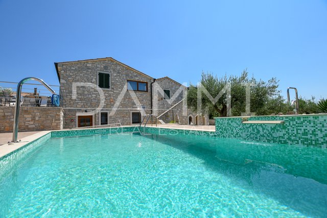 POREČ, TAR - Casa in pietra con piscina e ristorante