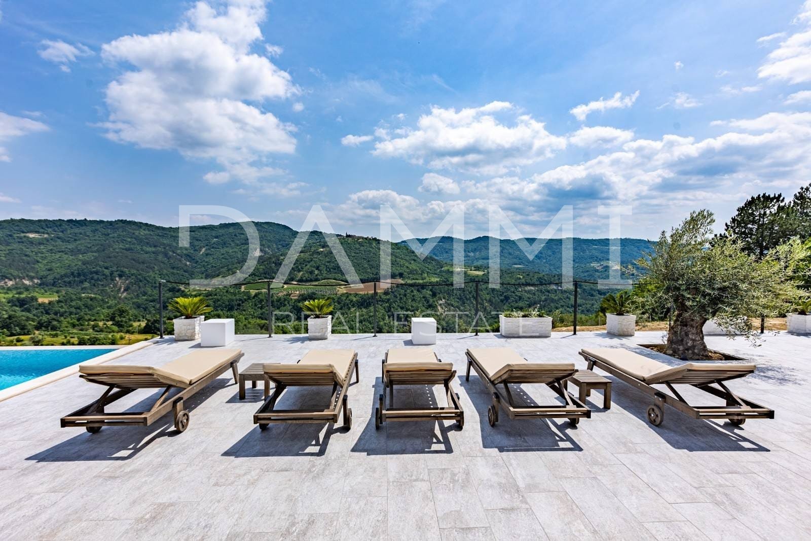 ISTRIA, DRAGUĆ - ATTRACTIVE VILLA IN A HIDDEN PLACE WITH AN UNTOUCHED NATURE VIEW