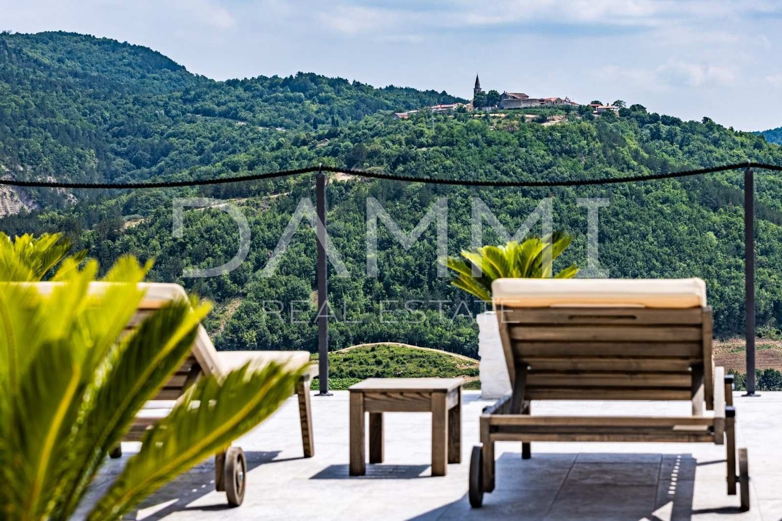 ISTRIA, DRAGUĆ - ATTRACTIVE VILLA IN A HIDDEN PLACE WITH AN UNTOUCHED NATURE VIEW