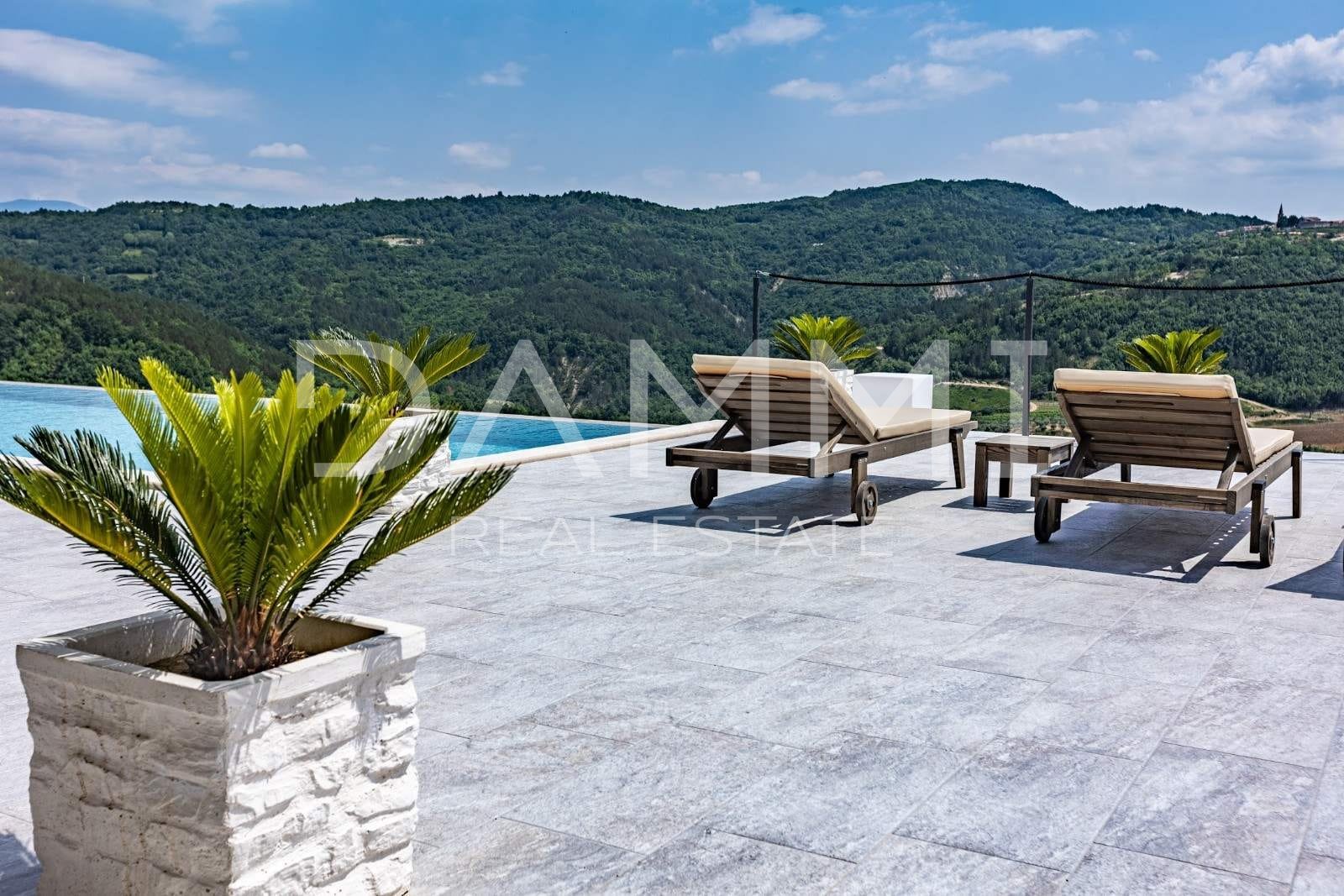 ISTRIA, DRAGUĆ - ATTRACTIVE VILLA IN A HIDDEN PLACE WITH AN UNTOUCHED NATURE VIEW