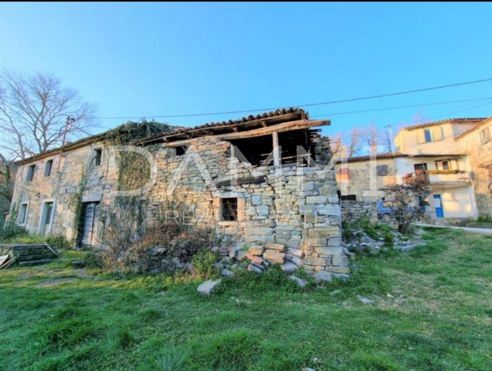 ISTRA, DRAGUĆ - TWO STONE HOUSES FOR ADAPTATION