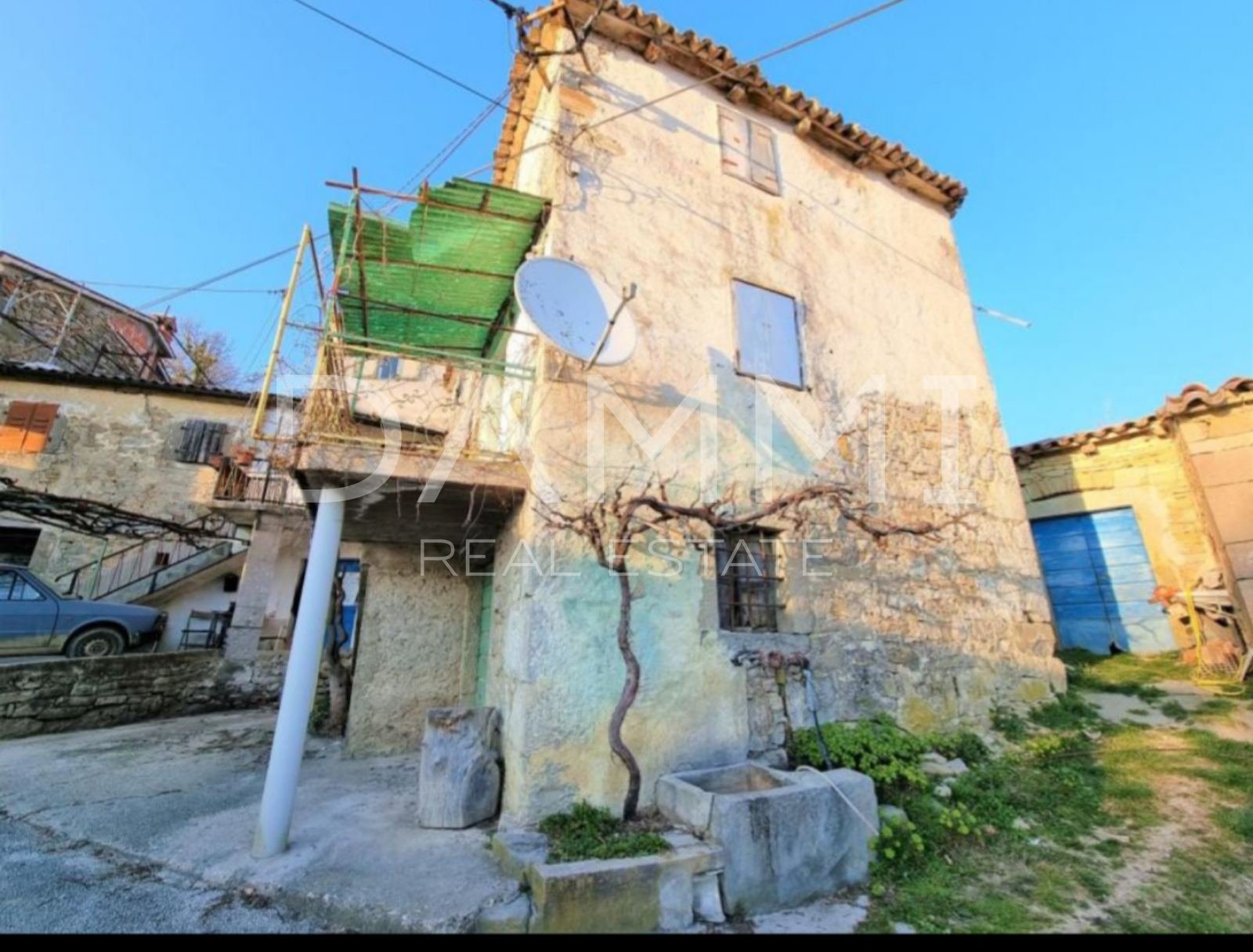 ISTRA, DRAGUĆ - TWO STONE HOUSES FOR ADAPTATION