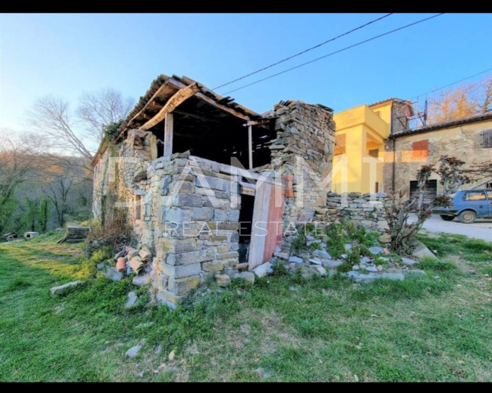 ISTRA, DRAGUĆ - TWO STONE HOUSES FOR ADAPTATION