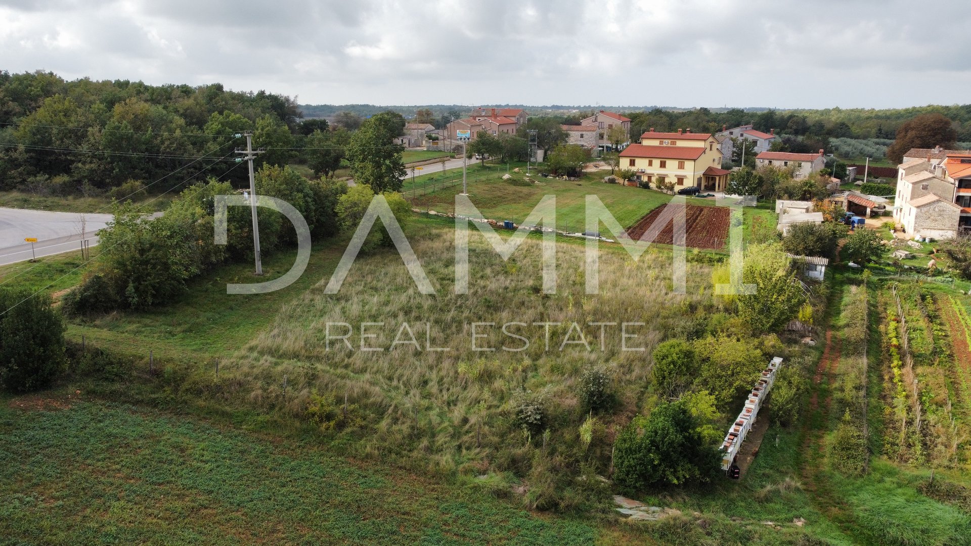 ISTRIA, VIŠNJAN - TERRENO EDIFICABILE IN OTTIMA POSIZIONE