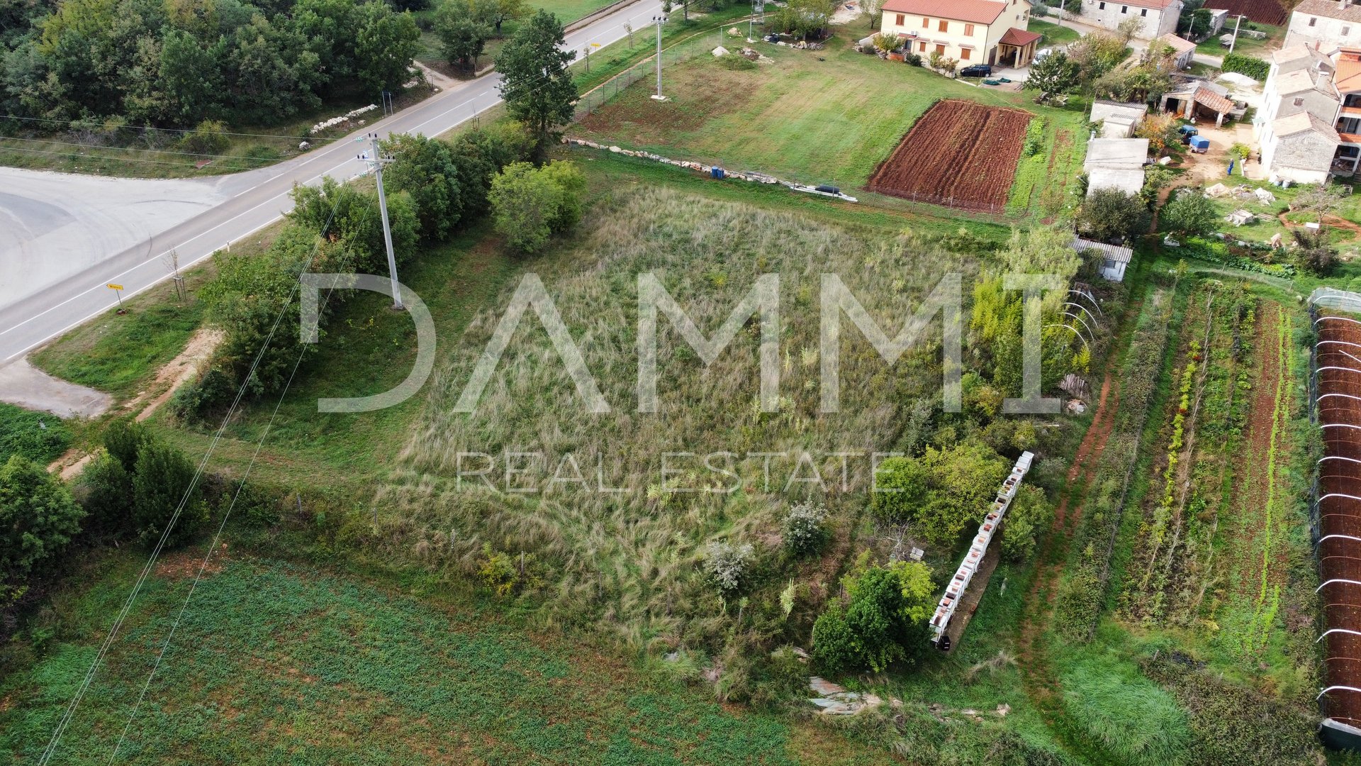 ISTRIA, VIŠNJAN - BUILDING LAND IN A GREAT LOCATION