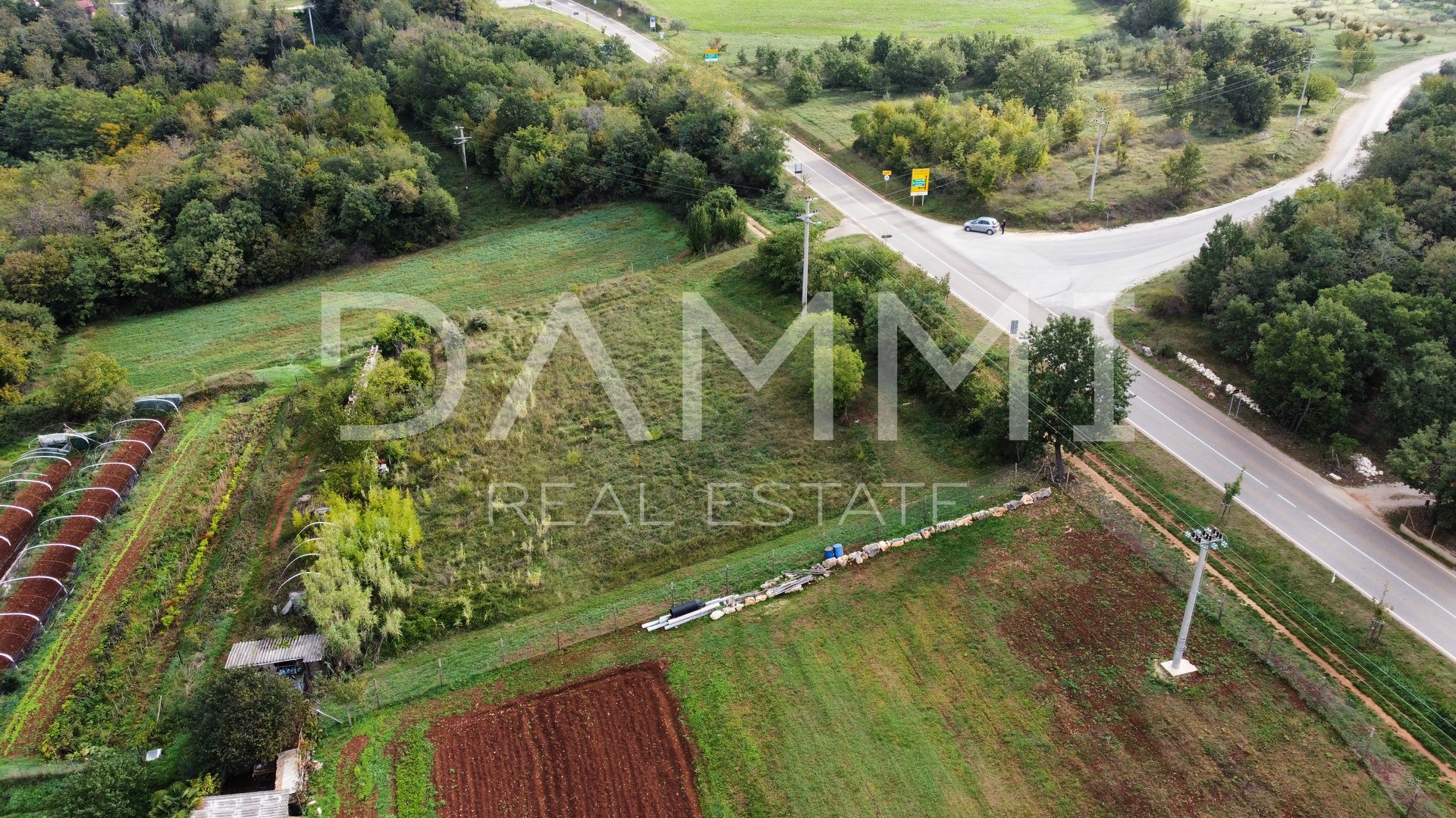 ISTRIA, VIŠNJAN - TERRENO EDIFICABILE IN OTTIMA POSIZIONE