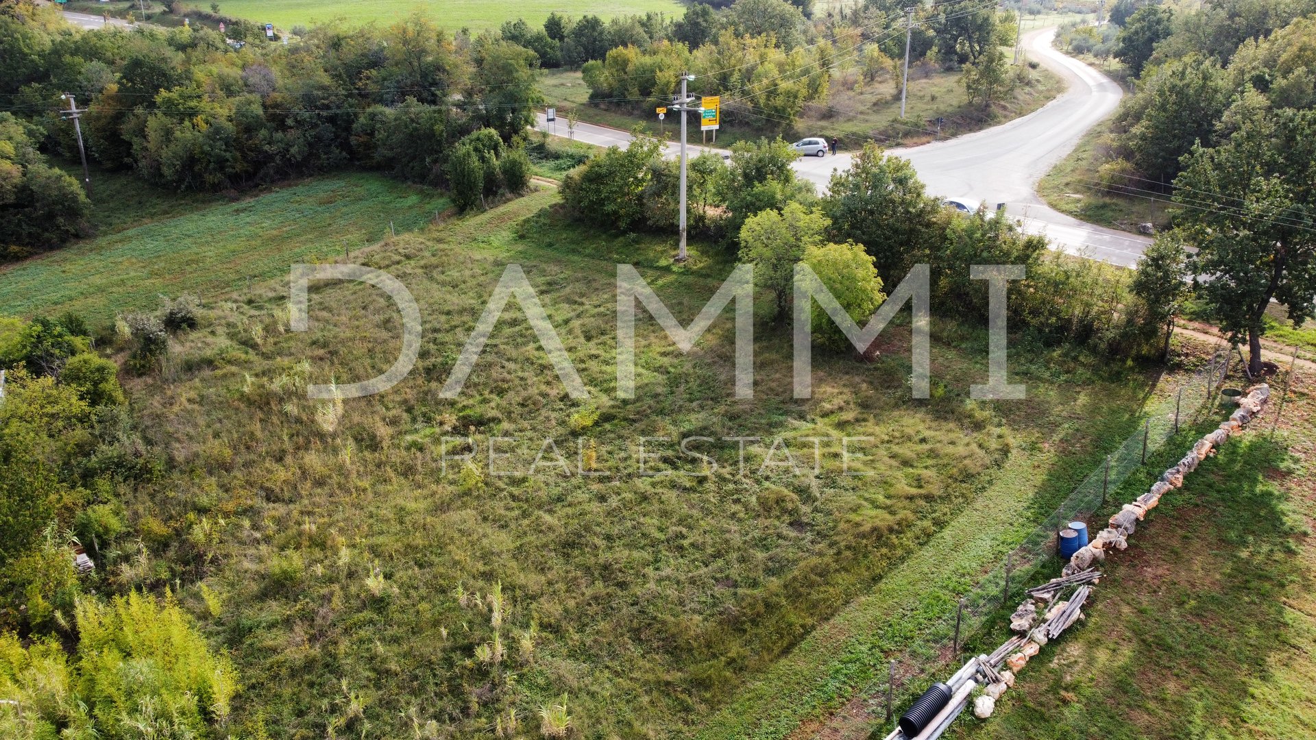 ISTRIA, VIŠNJAN - TERRENO EDIFICABILE IN OTTIMA POSIZIONE