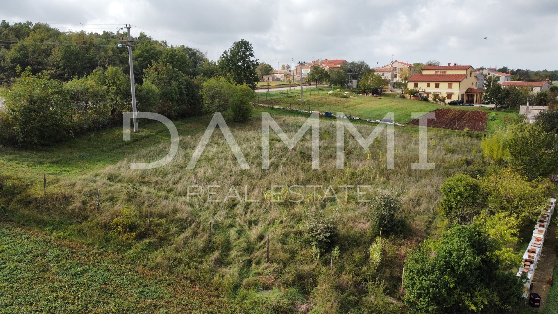 ISTRIA, VIŠNJAN - TERRENO EDIFICABILE IN OTTIMA POSIZIONE