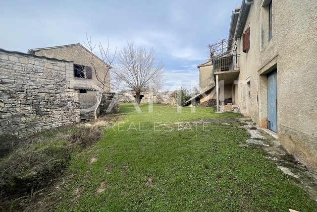 ISTRIA, ROVIGNO - UNA BELLA CASA VECCHIA CON UN BELLISSIMO GIARDINO