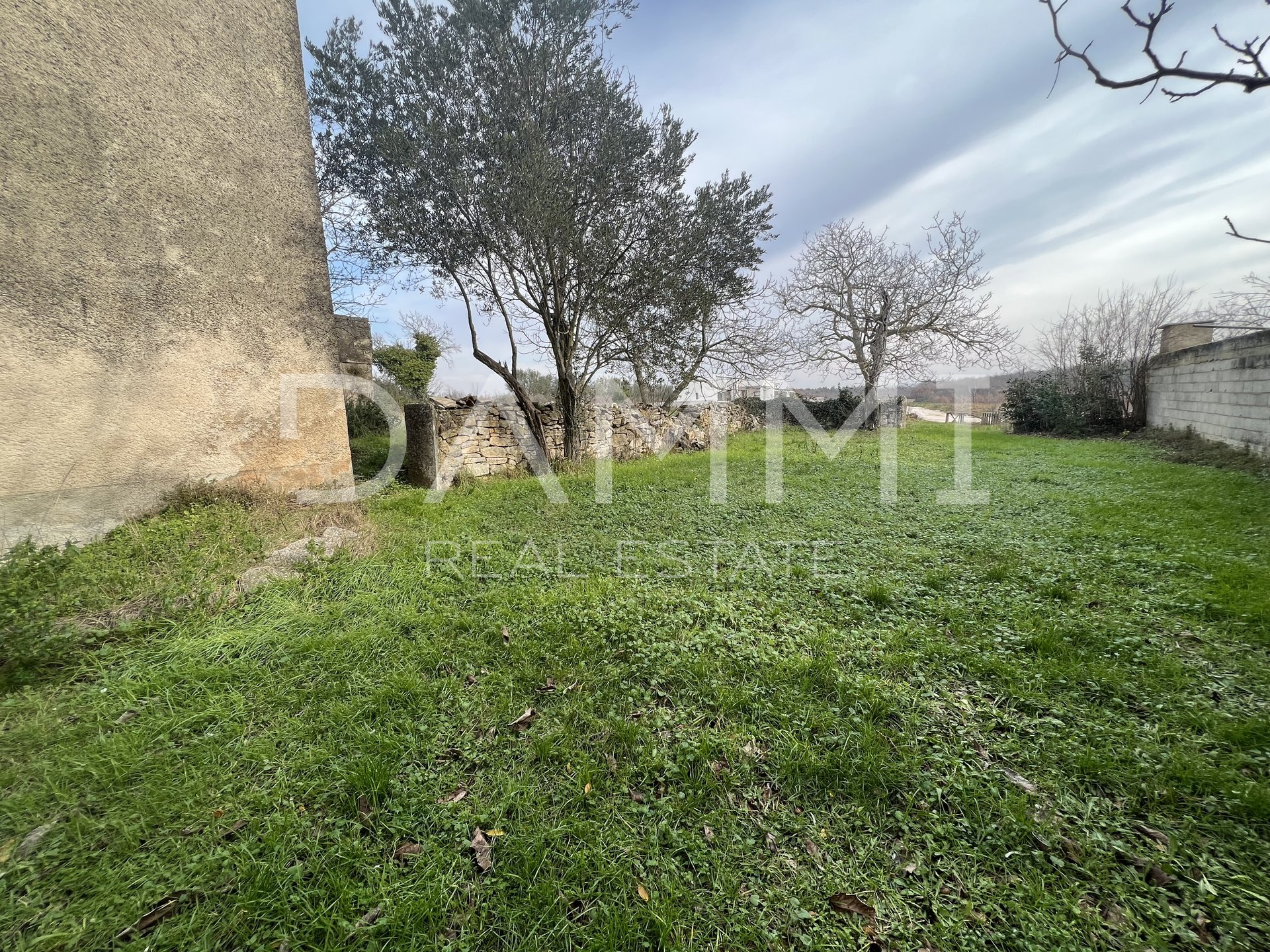 ISTRIA, ROVINJ - A BEAUTIFUL OLD HOUSE WITH A BEAUTIFUL YARD