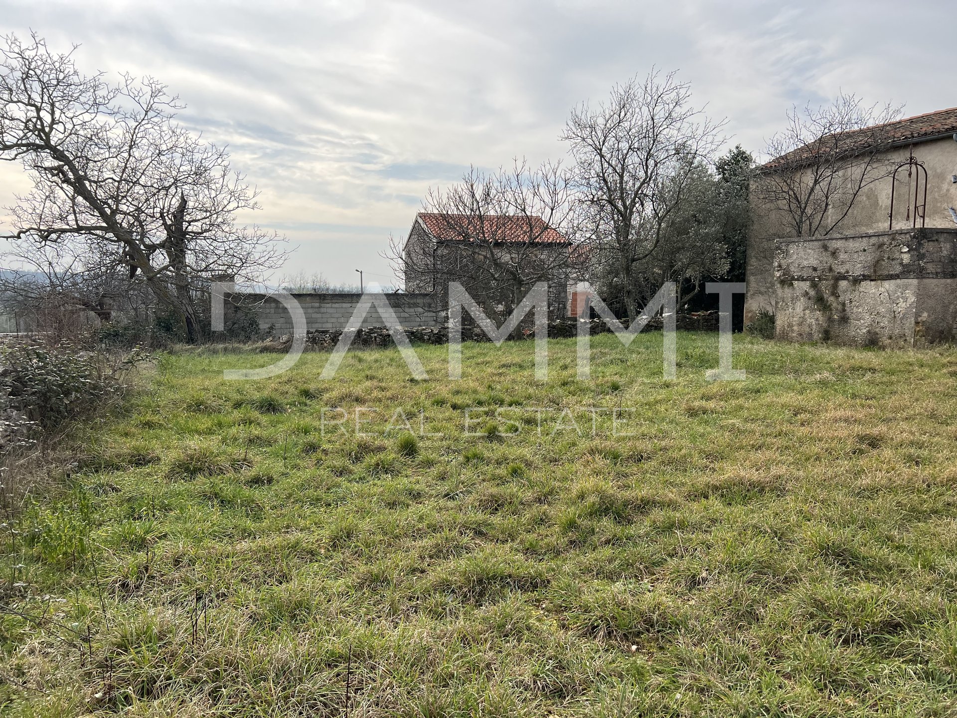 ISTRIA, ROVINJ - A BEAUTIFUL OLD HOUSE WITH A BEAUTIFUL YARD