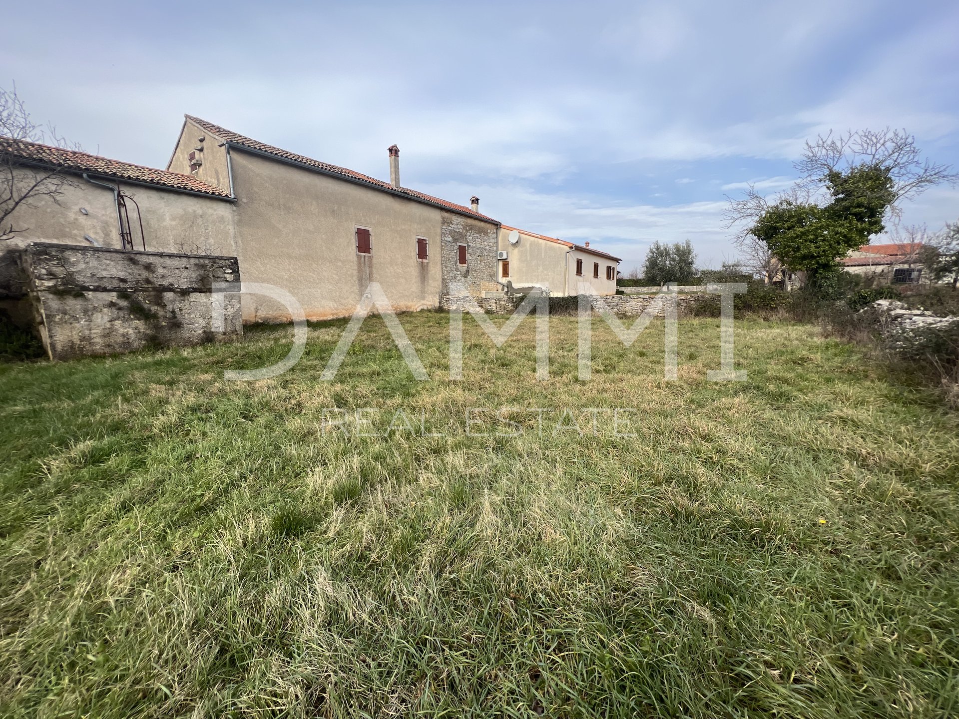 ISTRIA, ROVINJ - A BEAUTIFUL OLD HOUSE WITH A BEAUTIFUL YARD