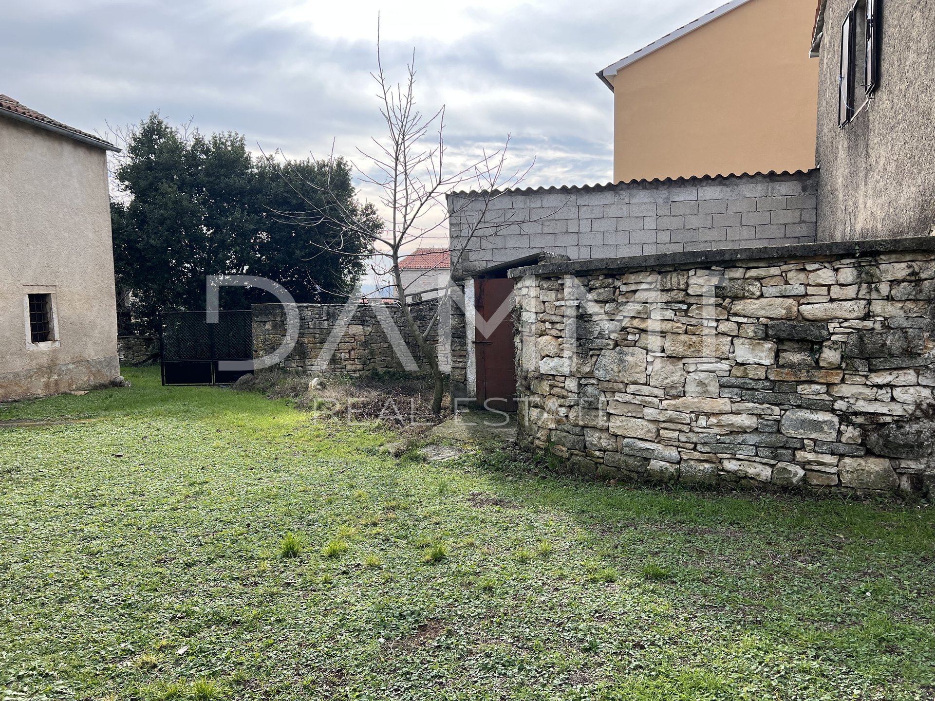 ISTRIA, ROVINJ - A BEAUTIFUL OLD HOUSE WITH A BEAUTIFUL YARD