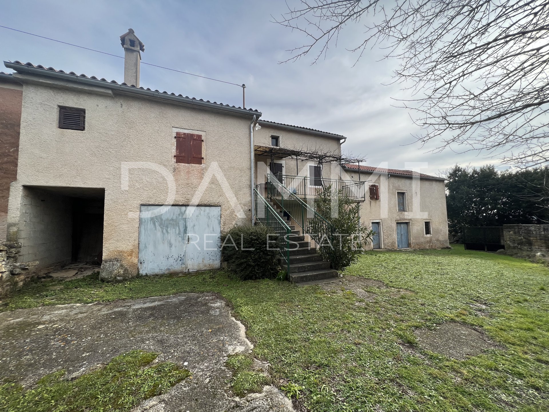 ISTRIA, ROVINJ - A BEAUTIFUL OLD HOUSE WITH A BEAUTIFUL YARD