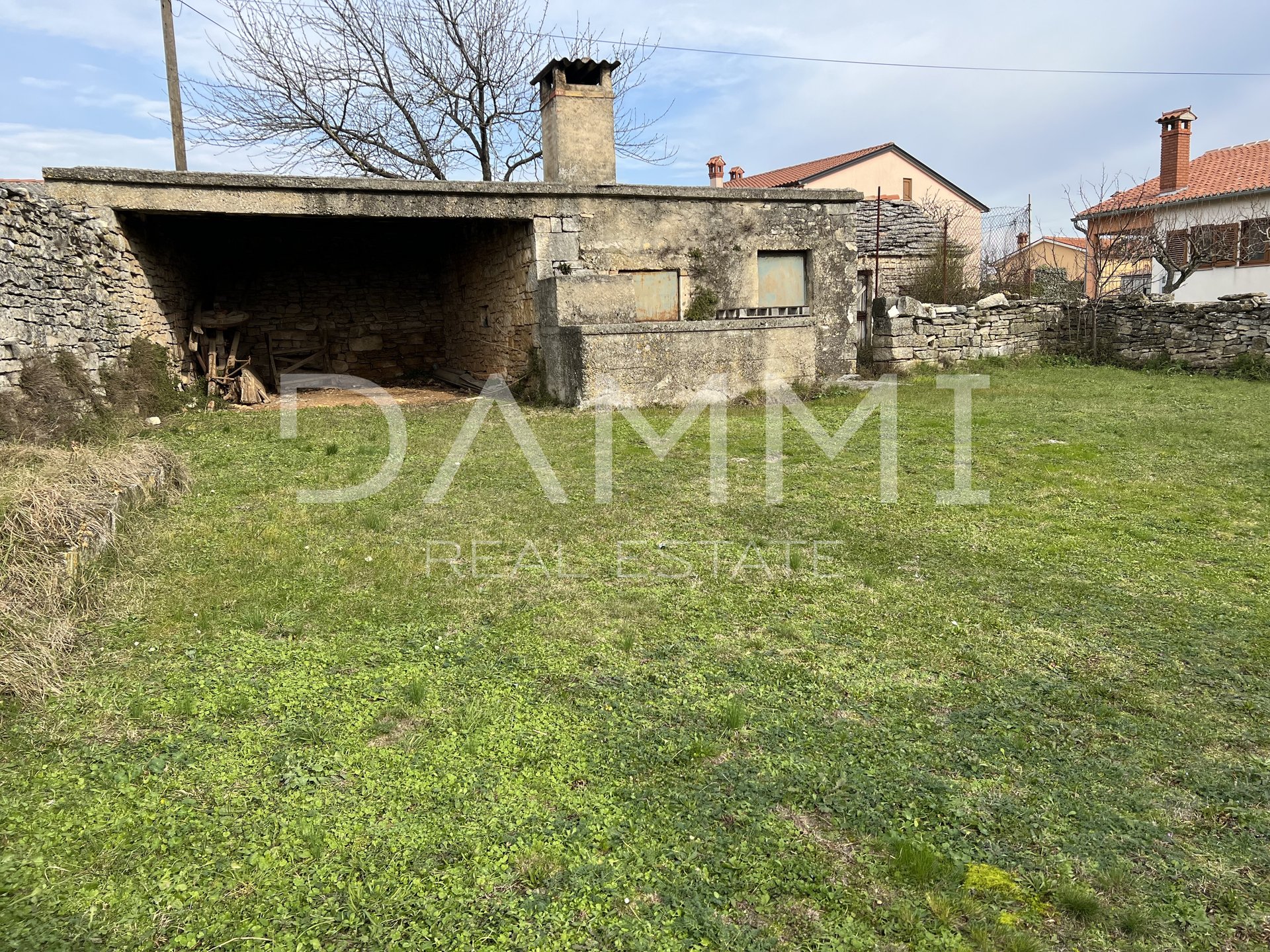 ISTRIA, ROVINJ - A BEAUTIFUL OLD HOUSE WITH A BEAUTIFUL YARD