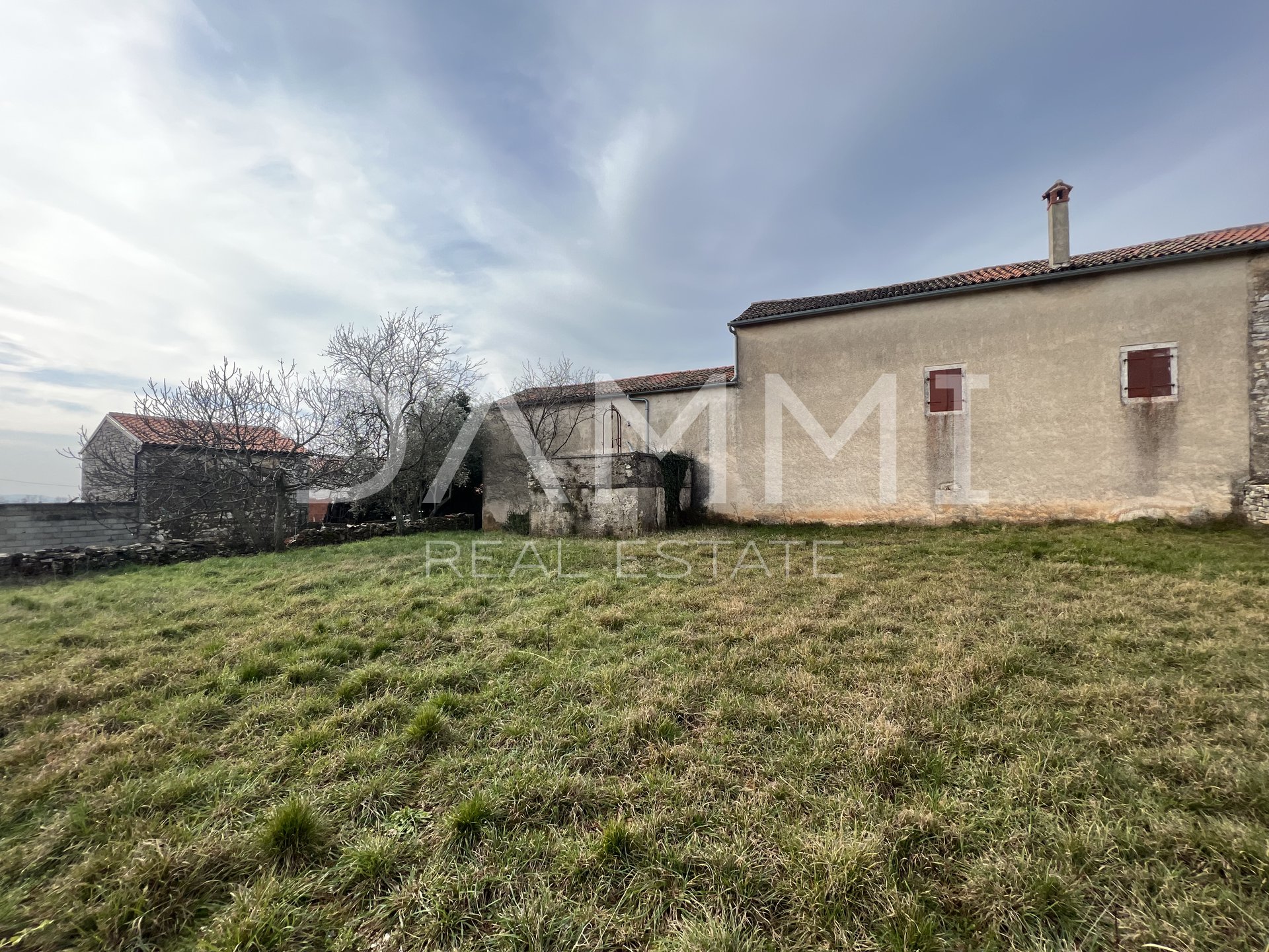 ISTRIA, ROVINJ - A BEAUTIFUL OLD HOUSE WITH A BEAUTIFUL YARD