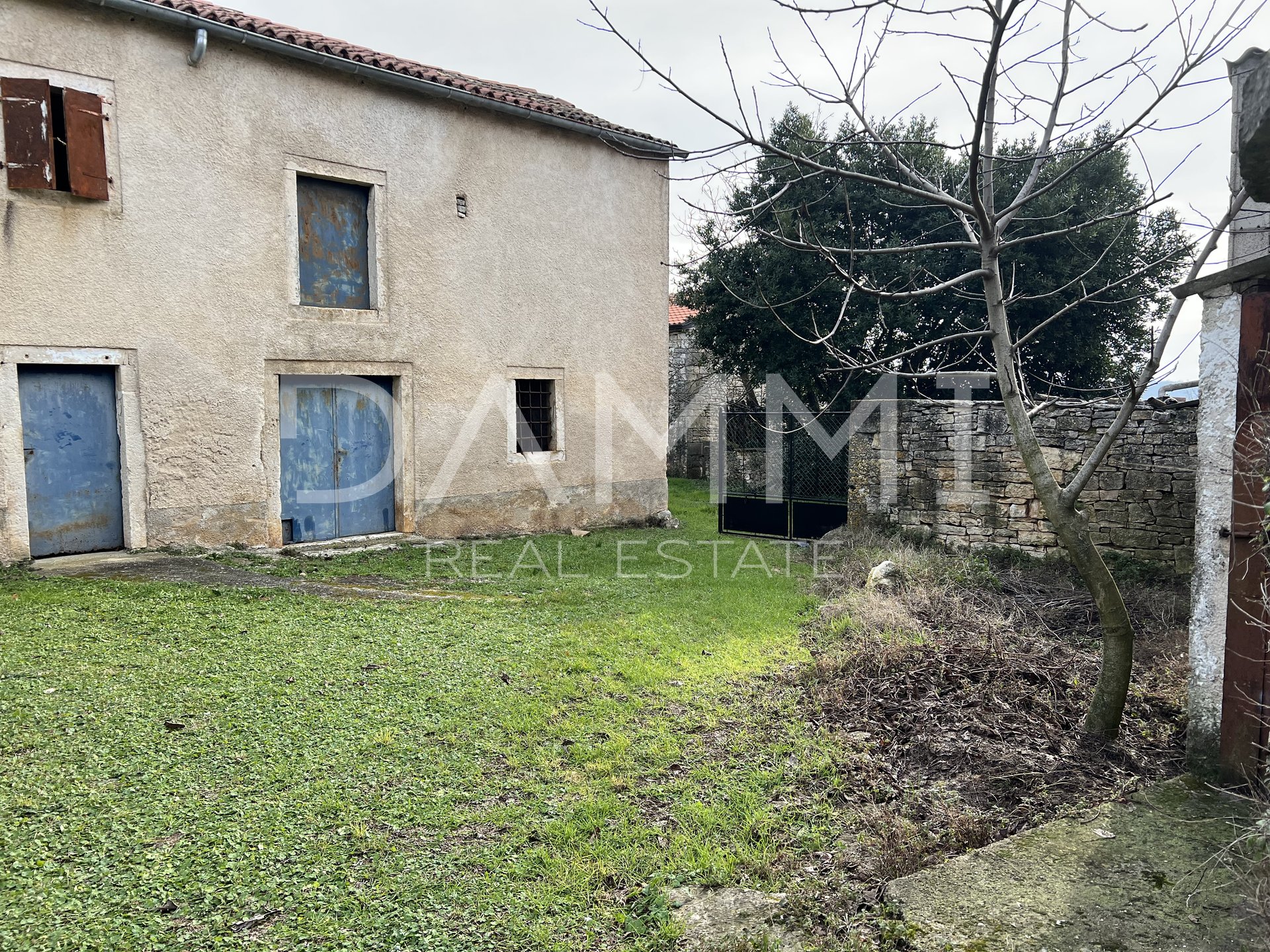 ISTRIA, ROVIGNO - UNA BELLA CASA VECCHIA CON UN BELLISSIMO GIARDINO