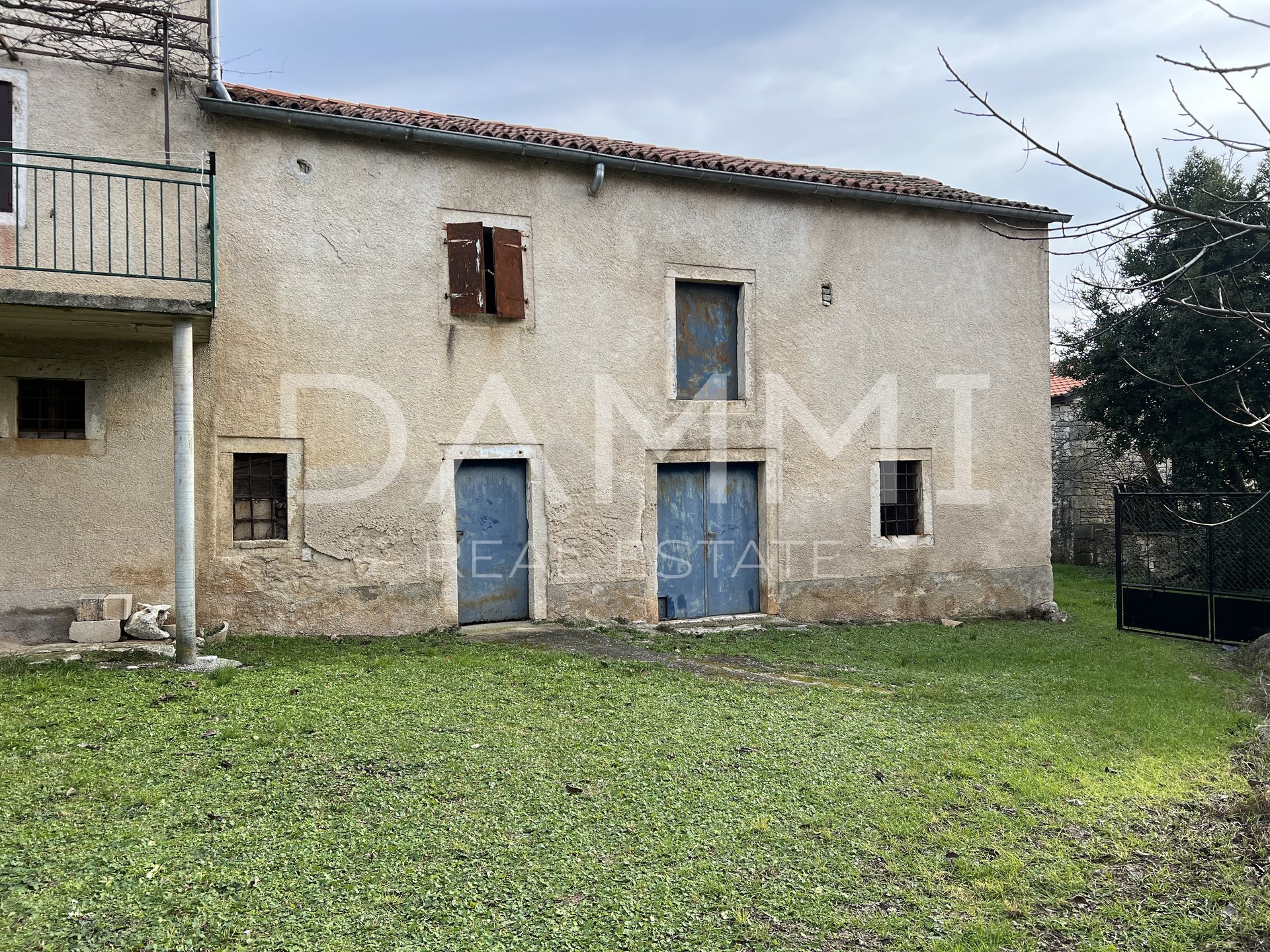 ISTRIA, ROVINJ - A BEAUTIFUL OLD HOUSE WITH A BEAUTIFUL YARD