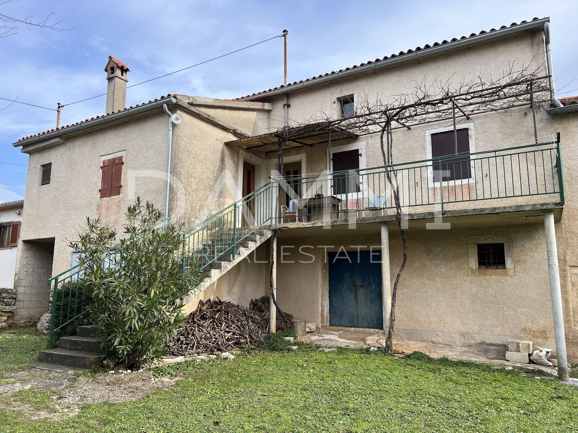 ISTRIA, ROVINJ - A BEAUTIFUL OLD HOUSE WITH A BEAUTIFUL YARD