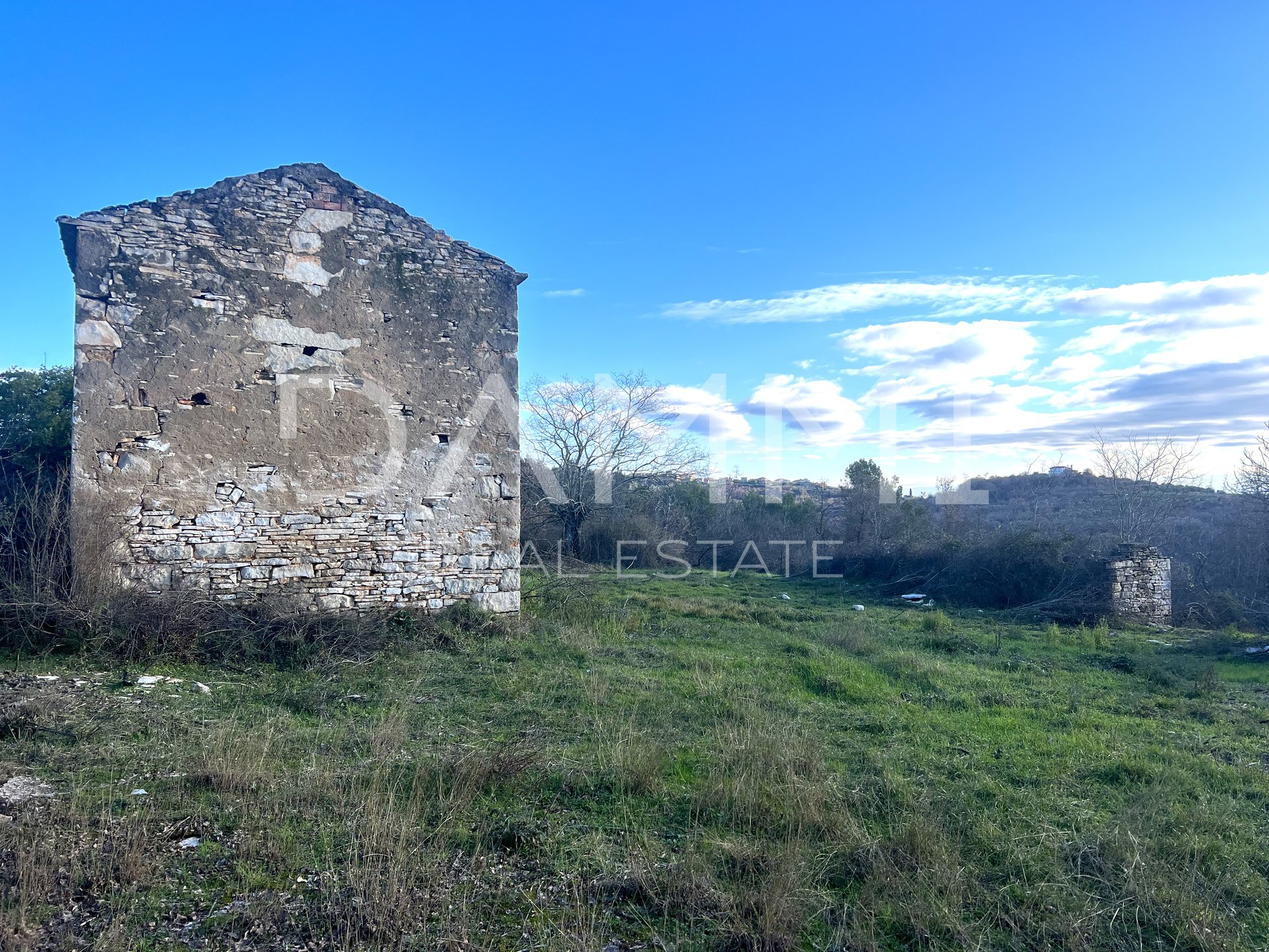 ISTRIA, BUJE - Casa con 2500m2 di terreno edificabile, vista mare VENDITA IN ESCLUSIVA