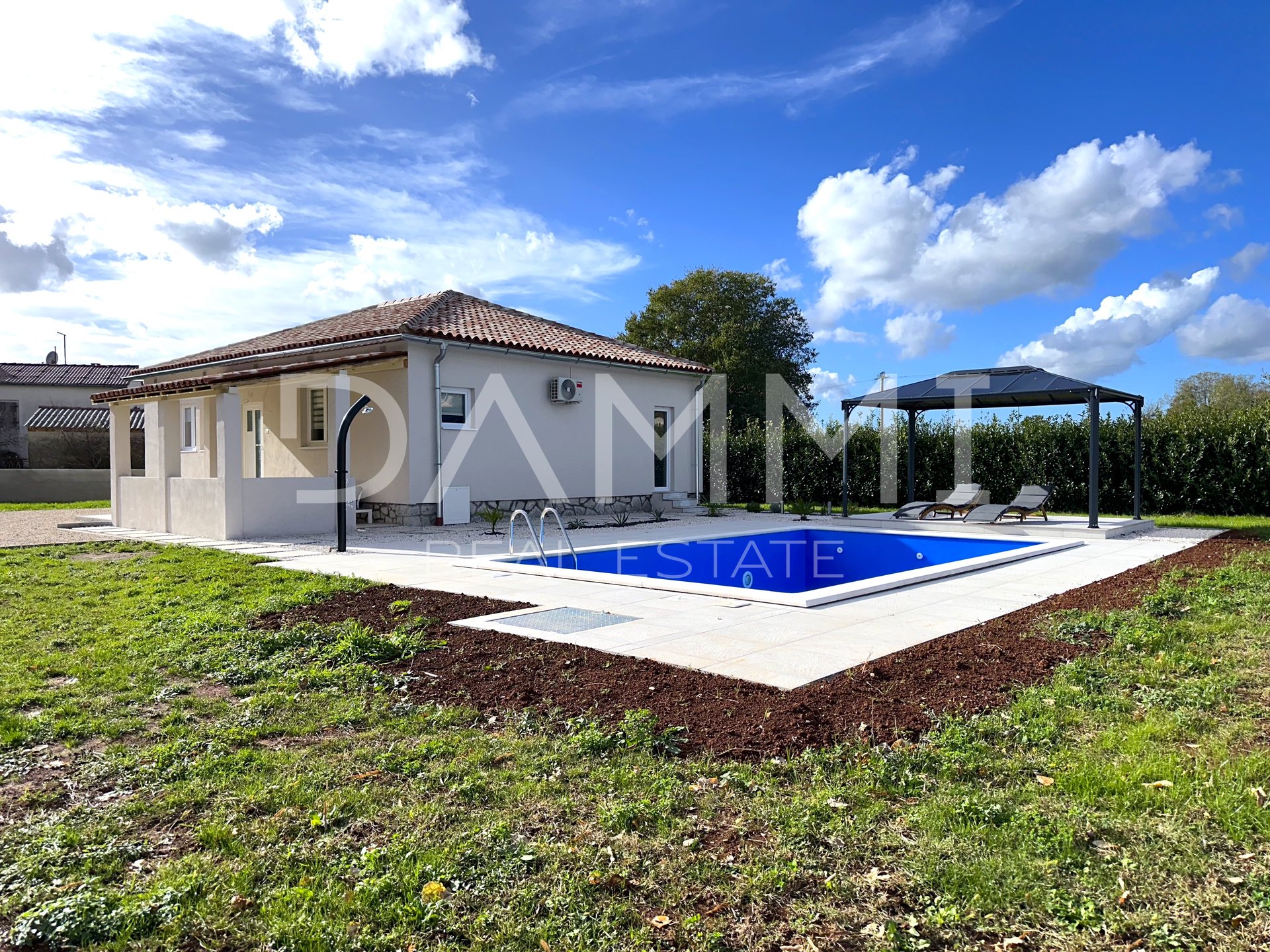 ISTRIA, SV. PETAR U ŠUMI- Bellissima casa su un piano con piscina e ampio giardino