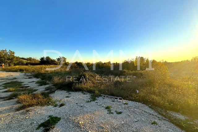 ISTRIA, TRGET - Terreno edificabile con infrastrutture 1083m